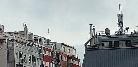 Antenas base de telefonía movil en el atico de un edificio, las pequeñas y cuadradas