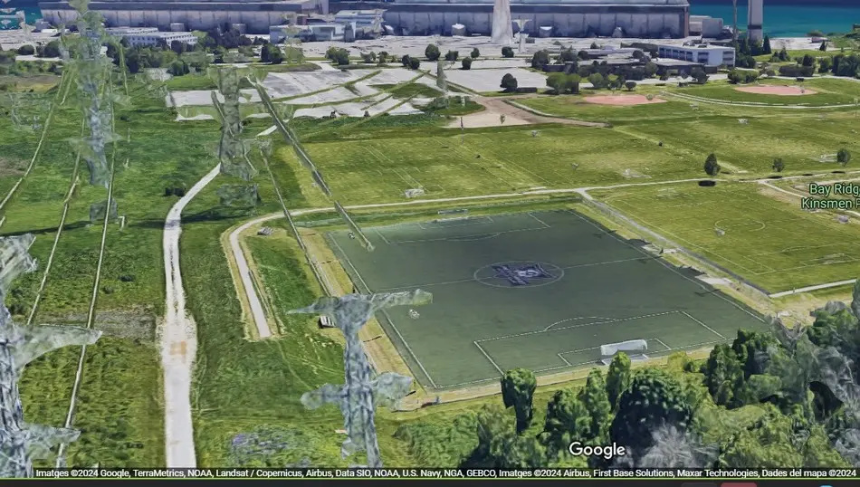 Líneas de alta tensión de la central núclear, muy cerca del campo de futbol de Pickering Canadá