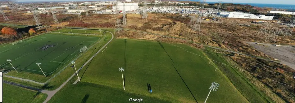 Vista por donde pasa el cableado de las líneas de muy alta tensión en Pickering, Canadá