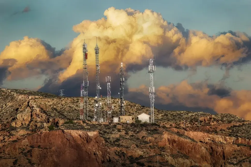 Antenas de telefonía móvil cerca de plantaciones agricolas